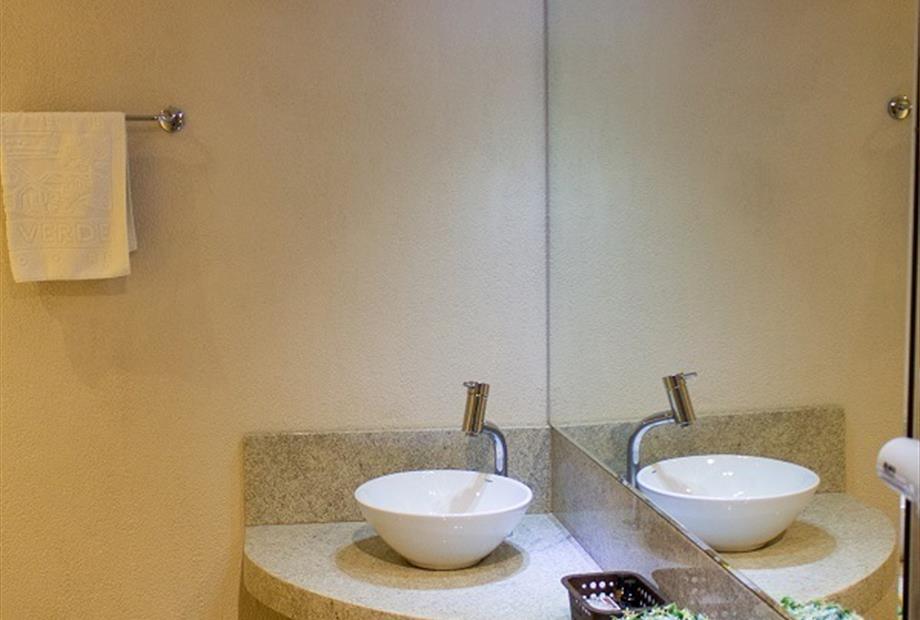 chalé quadruplo banheiro (2).jpg