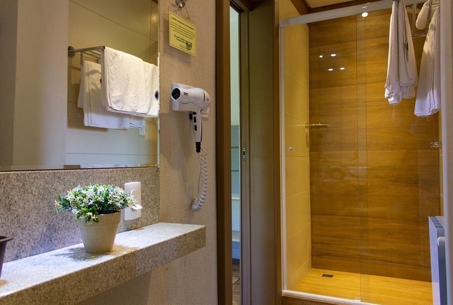 chalé quadruplo banheiro.jpg