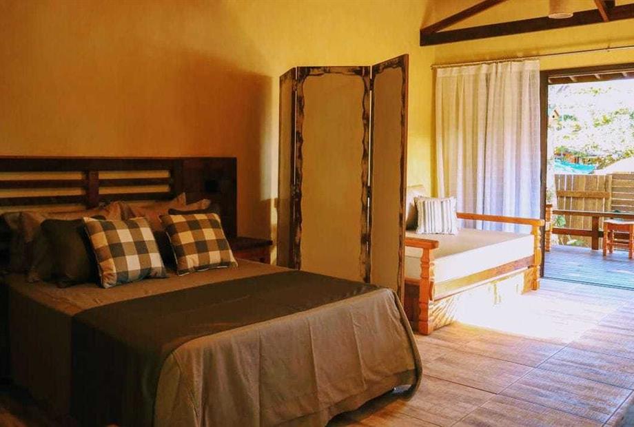 villa cama, sala e varanda.jpeg