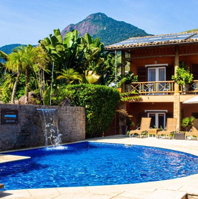 piscina cascata.jpg