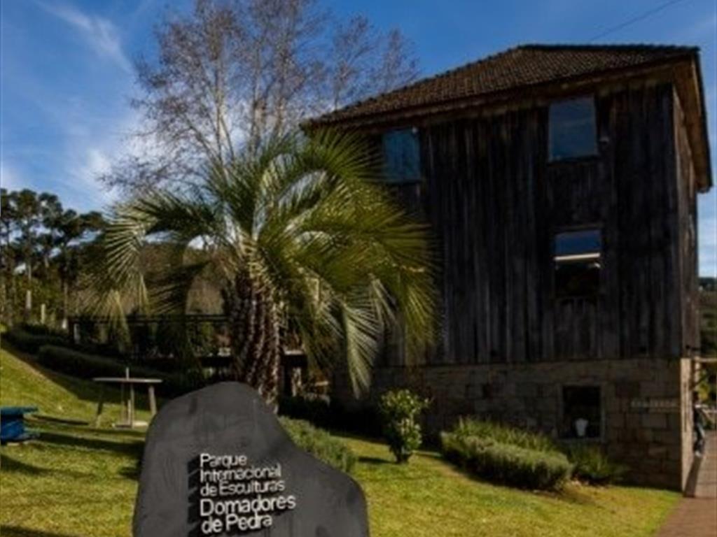 Pacote Diária + Ingresso Parque Domadores de Pedra