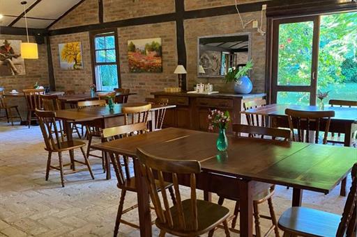 salão de baixo mesas.jpg