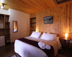 SUÍTE DUPLA COM HIDROMASSAGEM E LAREIRA