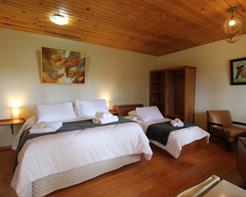 SUÍTE TRIPLA COM HIDROMASSAGEM E LAREIRA