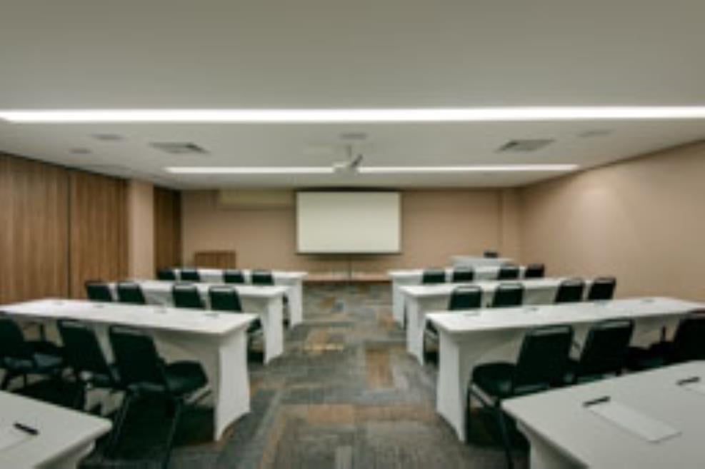 Denali Hotel - Sala de Eventos Escolar.jpg