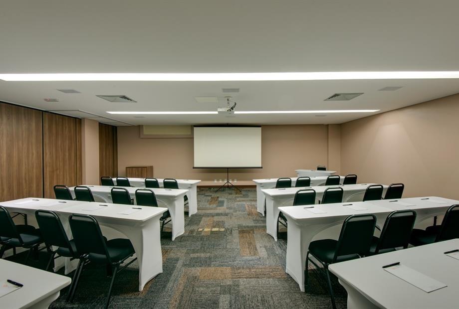 Denali Hotel - Sala de Eventos Escolar.jpg