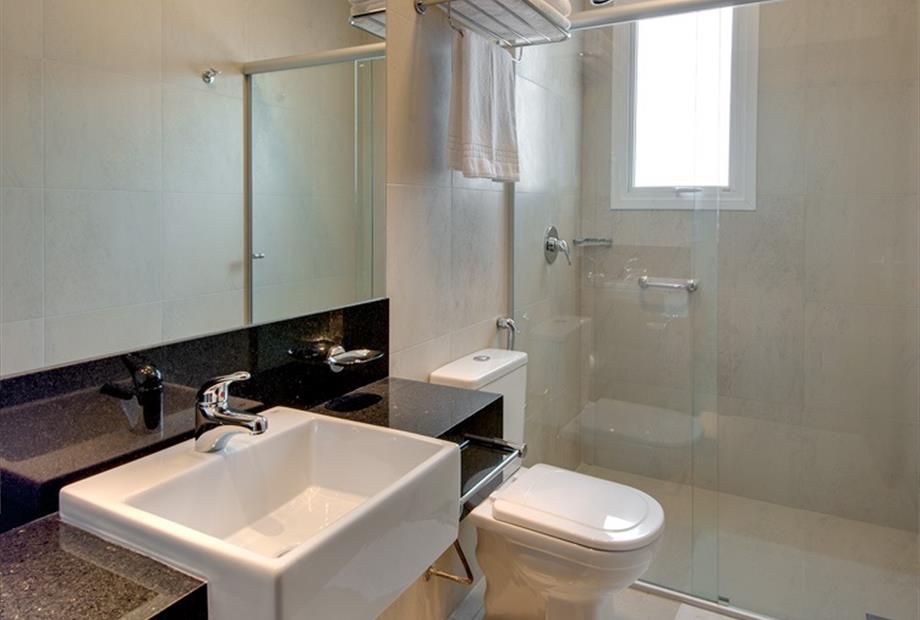 Denali Hotel - Banheiro Apto Plus 2.jpg