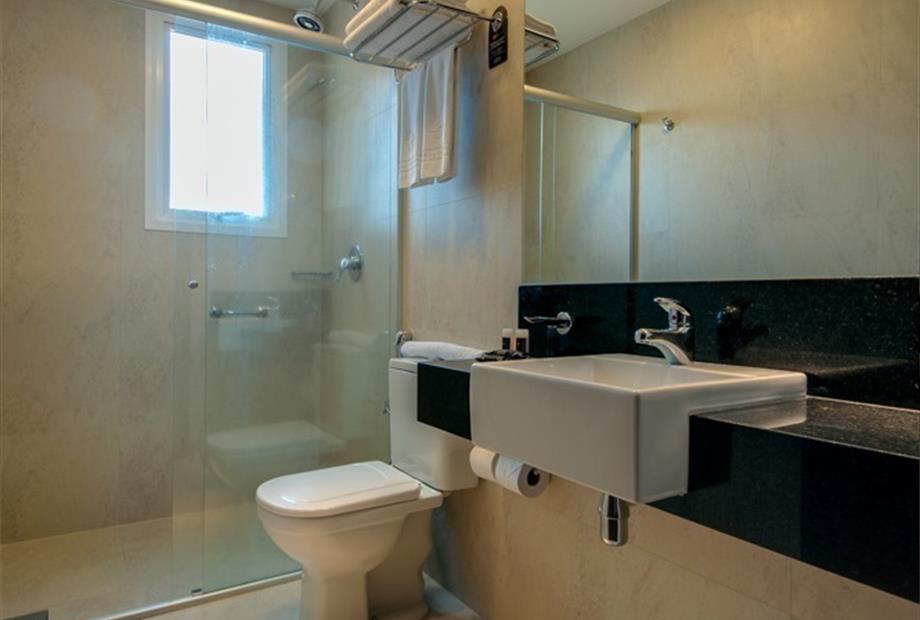 Denali Hotel - Banheiro Apto Plus.jpg