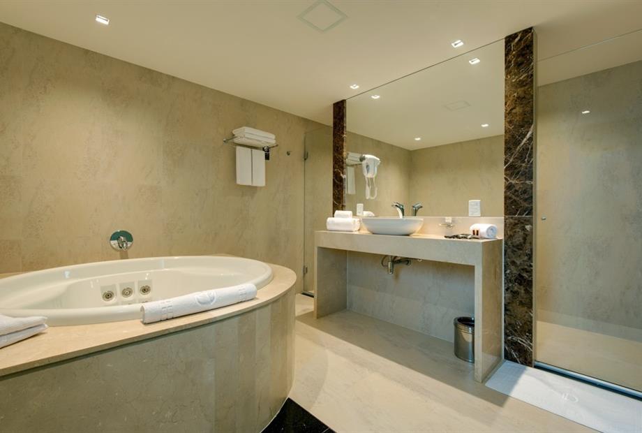 Denali Hotel - Banheiro Suíte Plus.jpg