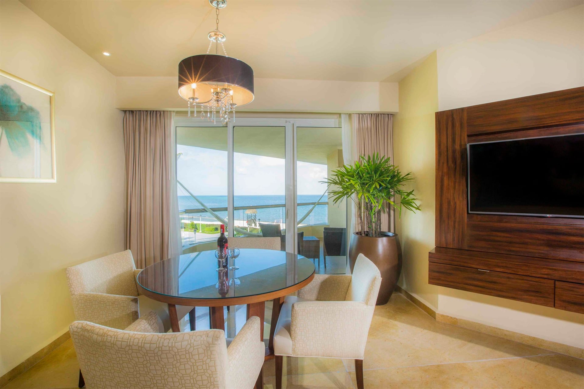 Governor Suite. - Ambassador Suite 2.jpg