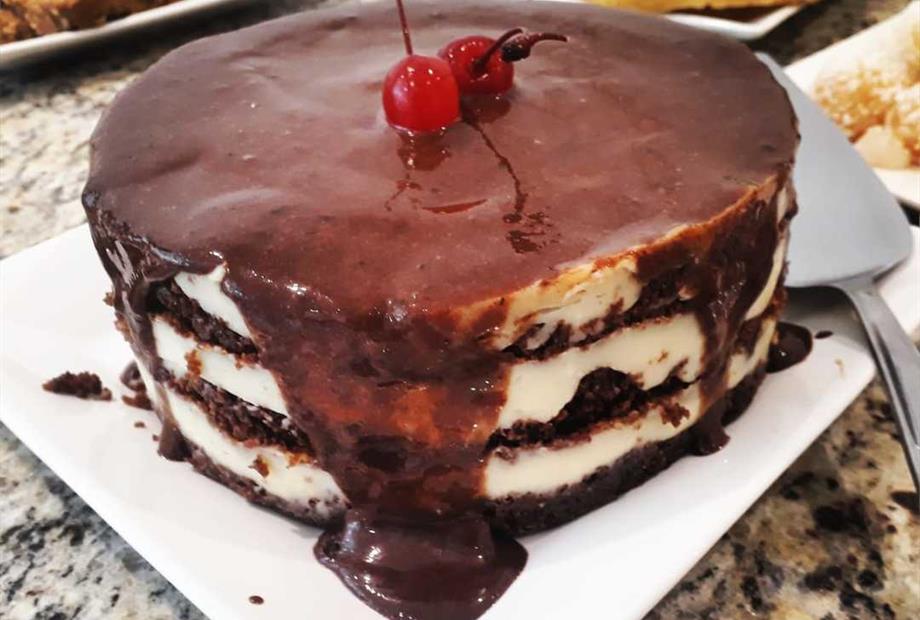 bolo chocolate com cereja.jpg