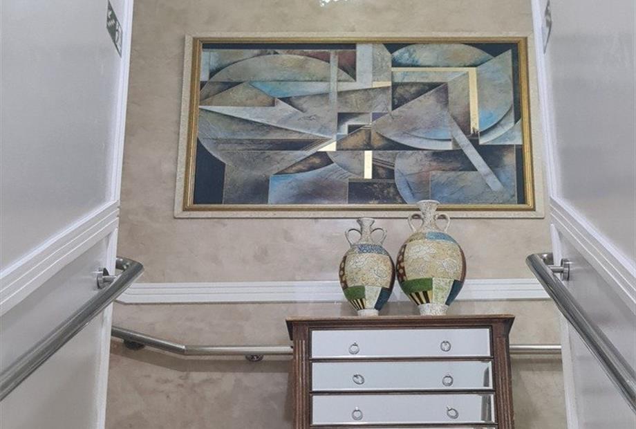 escada recepção - ominibees.jpg