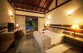 Bangalô com piscina particular com uma cama king size do Bupitanga Hotel
