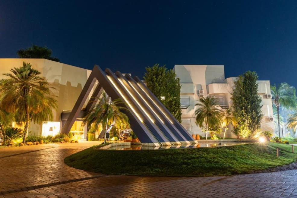entrada do hotel de noite.jpg