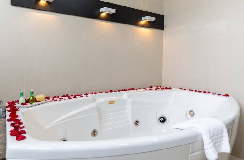pacote romantico banheira com petalas.jpg