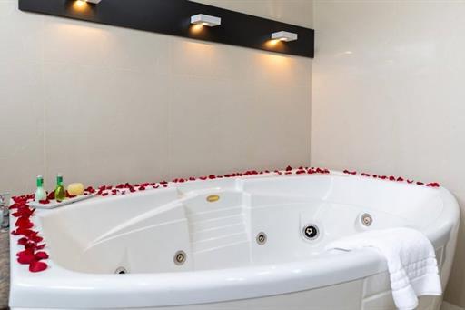 pacote romantico banheira com petalas.jpg