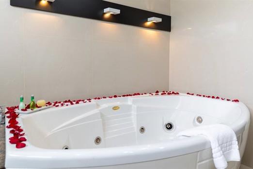 pacote romantico banheira com petalas.jpg