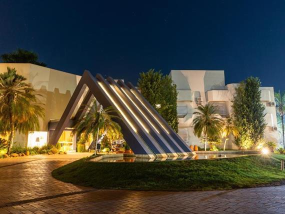 entrada do hotel de noite.jpg