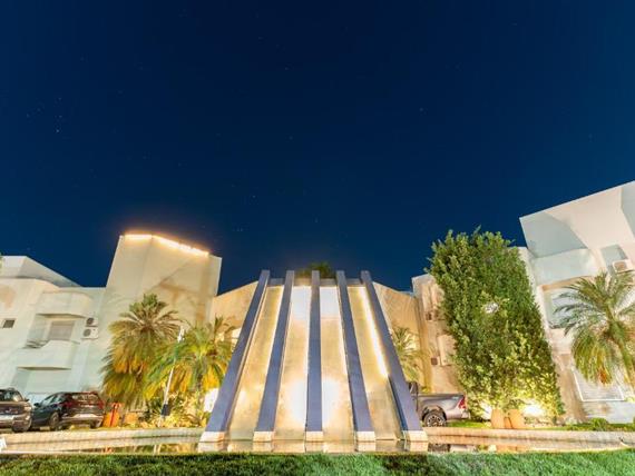 entrada do hotel noite.jpg