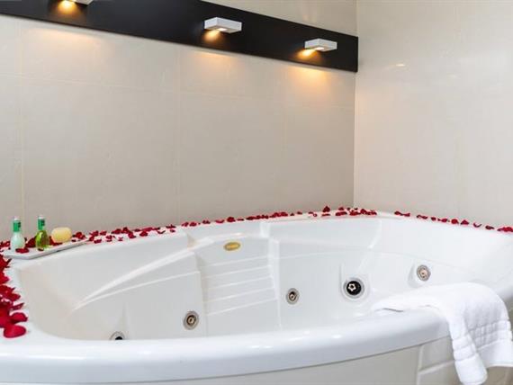 pacote romantico banheira com petalas.jpg