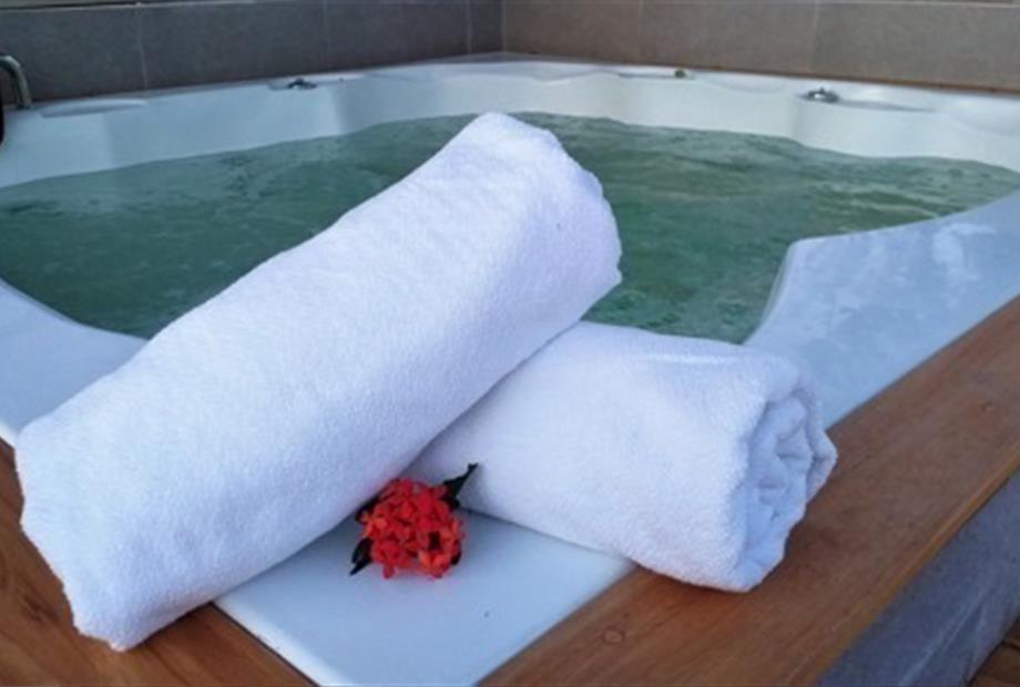 jacuzzi amigos hotel akuamarina santa marta.jpg