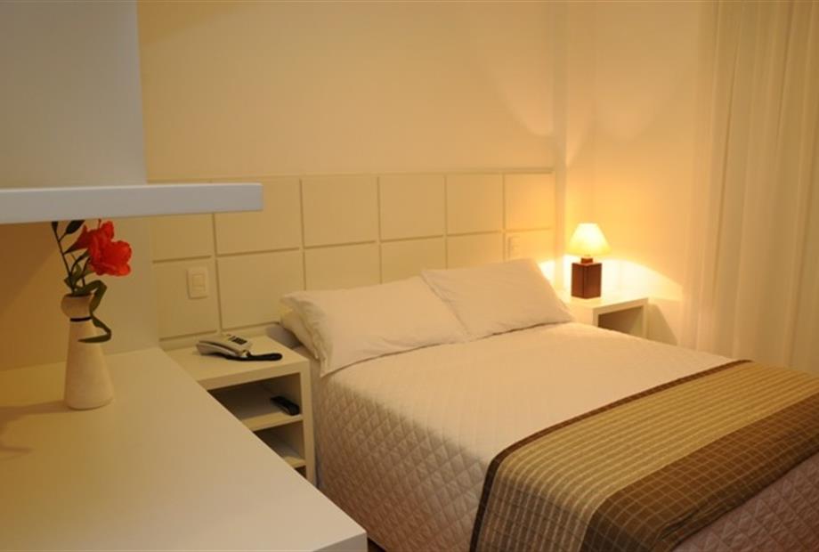 quarto e jogos_001.JPG