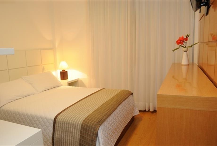 quarto e jogos_003.JPG