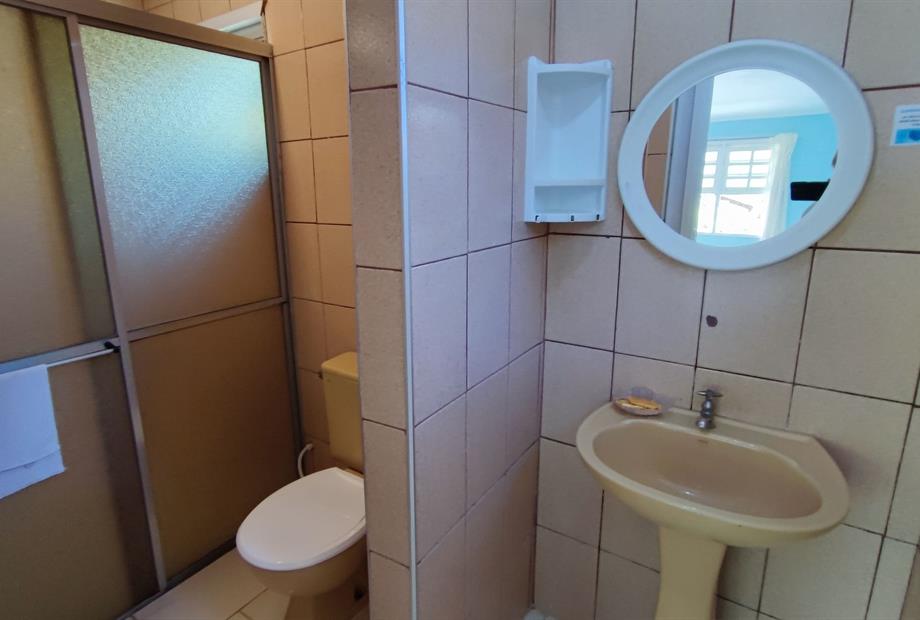 chale com ar banheiro.jpg