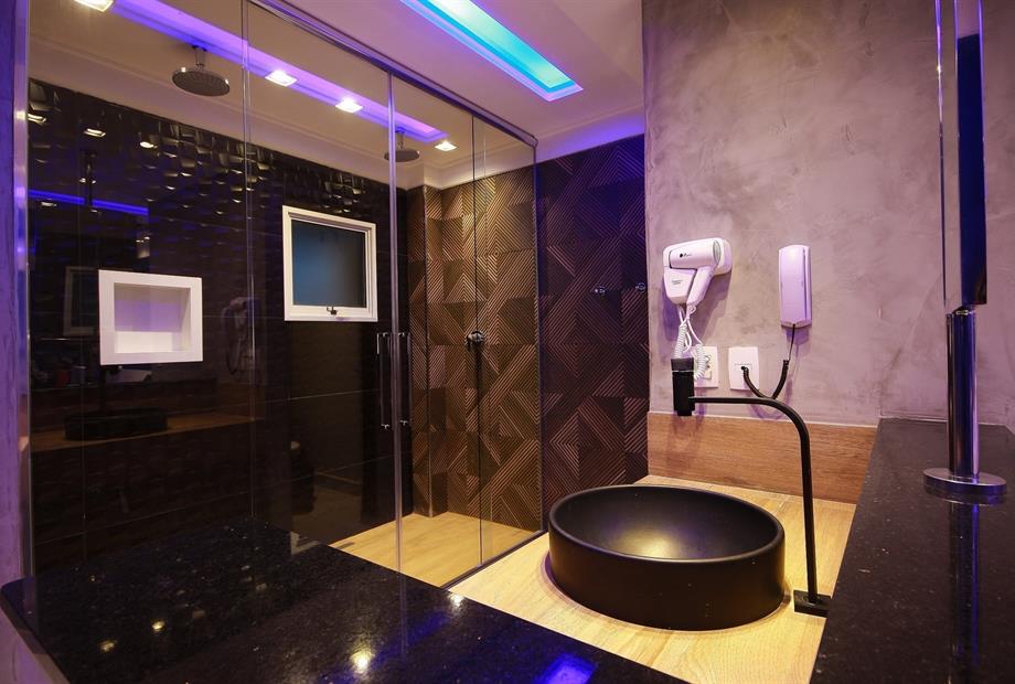 quarto100 - banheiro - omnibees.jpg