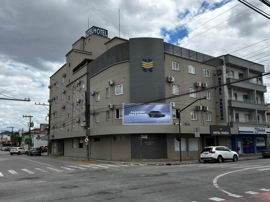 foto fachada hotel.jpeg