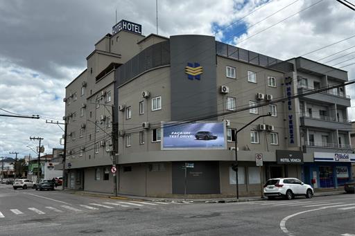 foto fachada hotel.jpeg