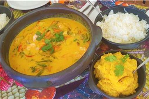 Moqueca de peixe e camarao