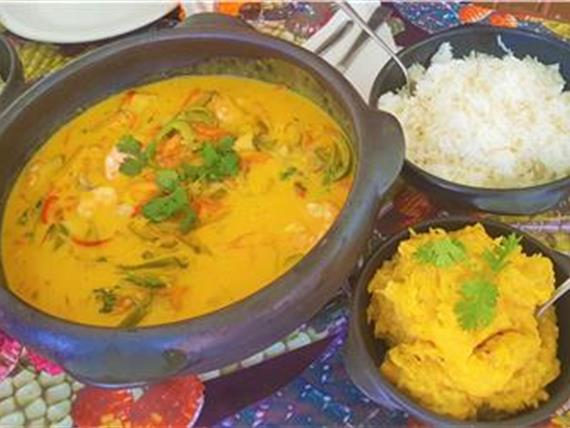 Moqueca de peixe e camarao