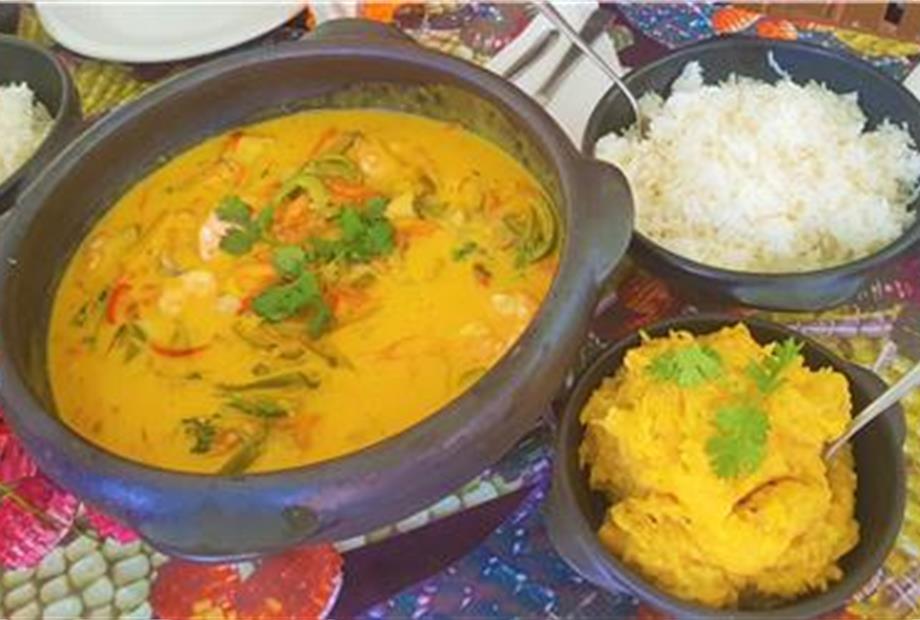 Moqueca de peixe e camarao