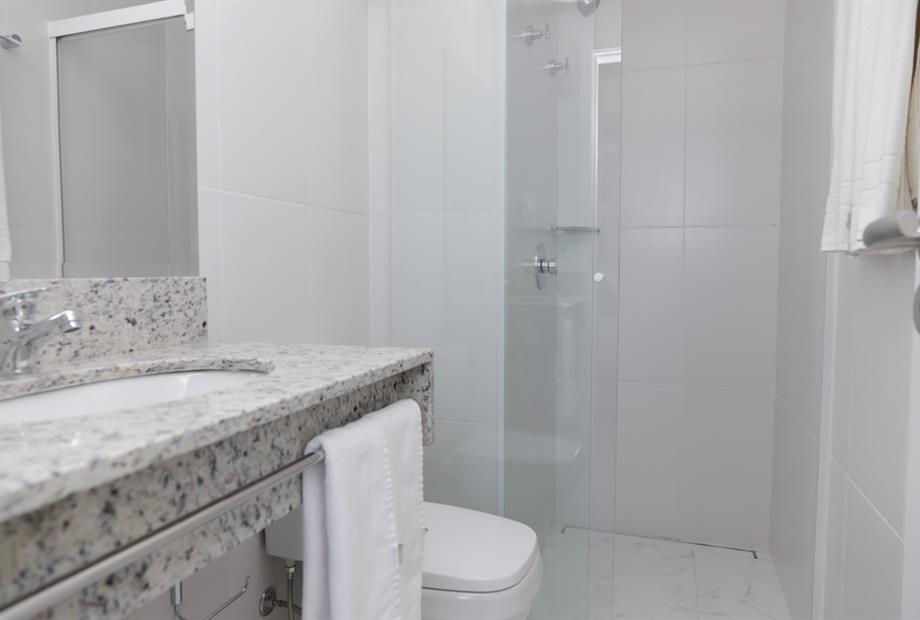 superior twin com sofá-cama - banheiro.jpg