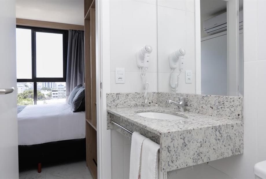 superior twin com sofá-cama - banheiro (3).jpg