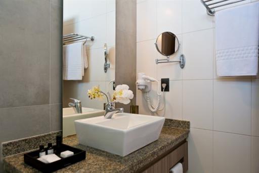 superior balcony banheiro01 web.jpg