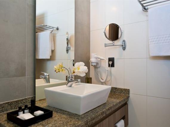 superior balcony banheiro01 web.jpg