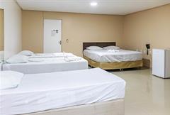 Quarto 3 Camas Solteiro e 1 Cama Casal