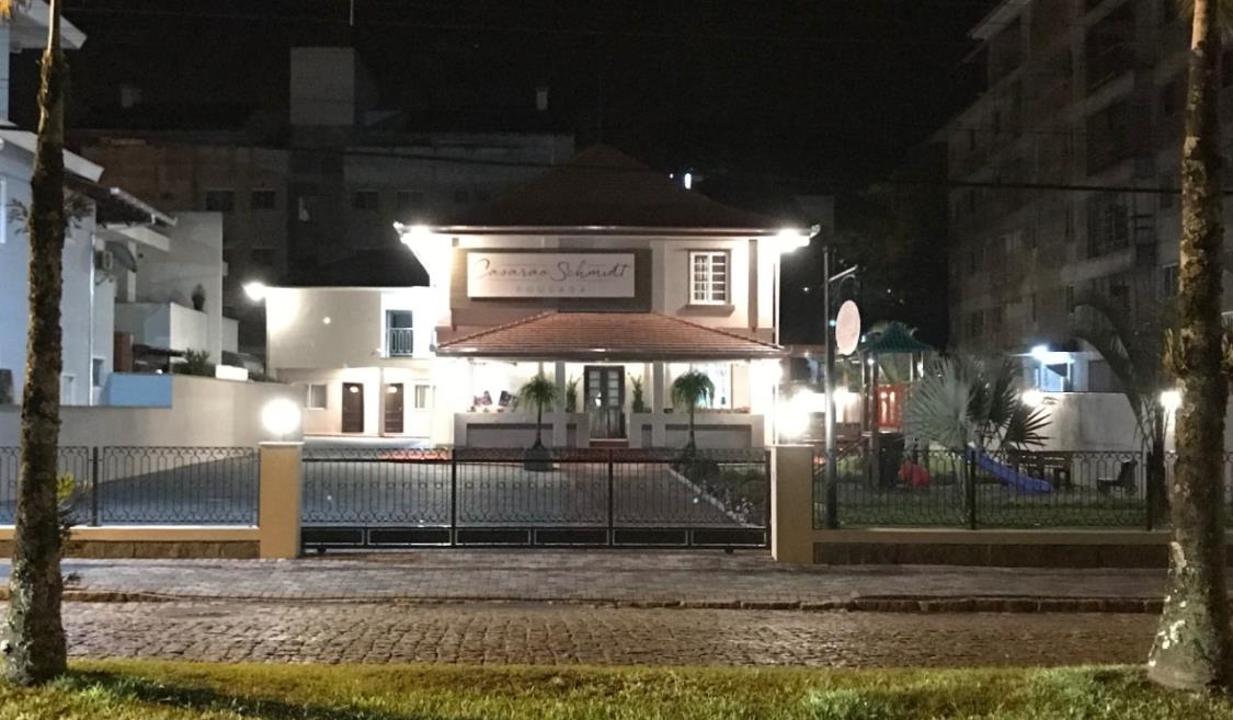 Fachada Noturna da Pousada.jpeg