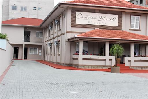 Fachada e passagem para estacionamento.jpeg