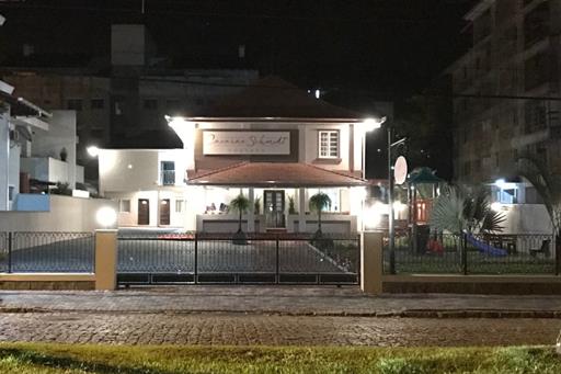 Fachada Noturna da Pousada.jpeg