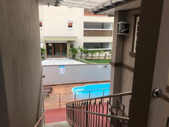 Escada standard vista piscina.jpeg