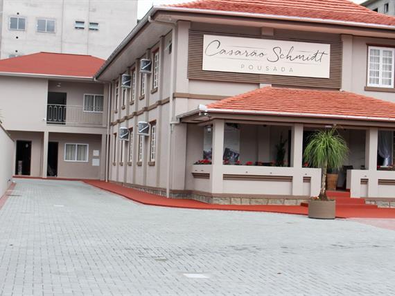 Fachada e passagem para estacionamento.jpeg