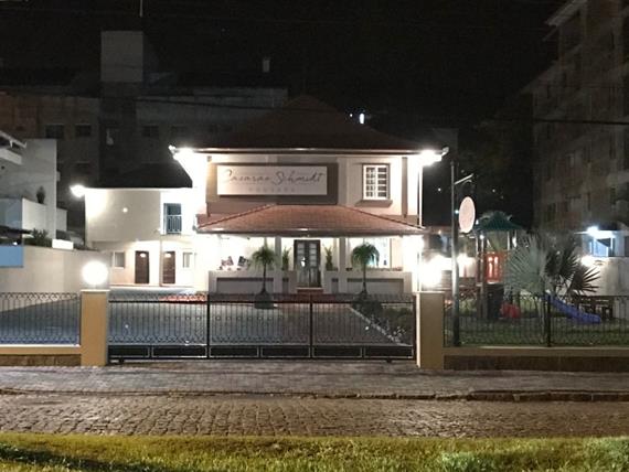 Fachada Noturna da Pousada.jpeg