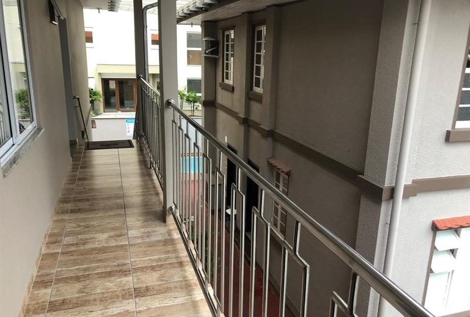 Corredor de acesso a escada suítes standard.jpeg