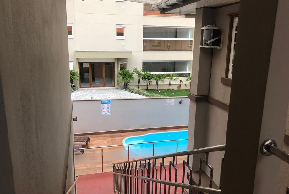 Escada standard vista piscina.jpeg