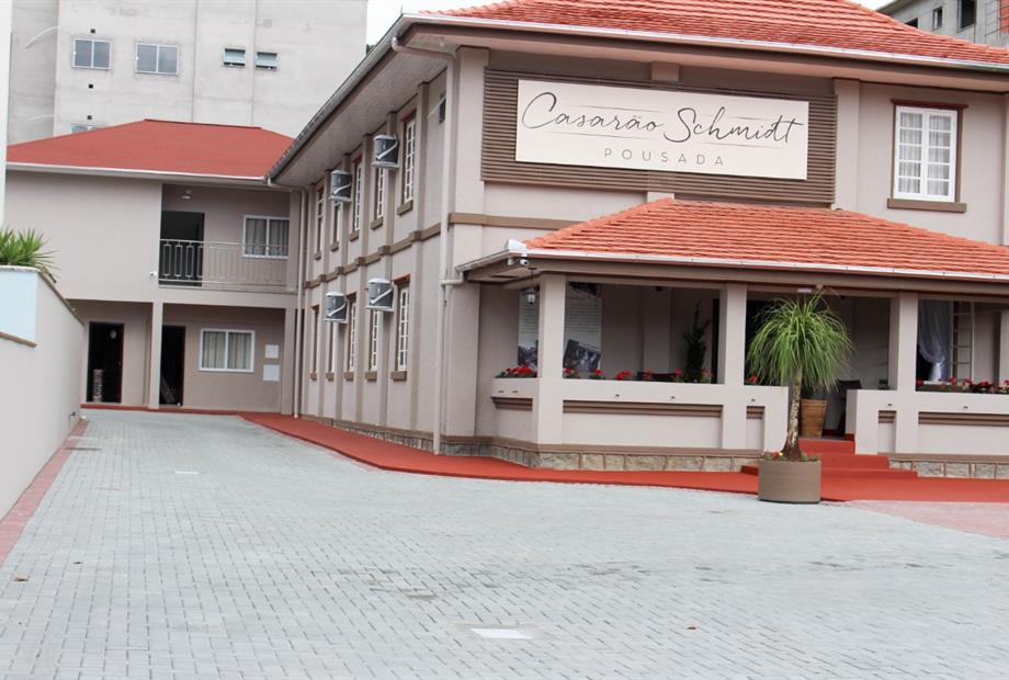 Fachada e passagem para estacionamento.jpeg