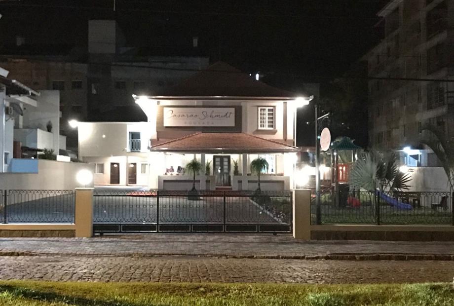 Fachada Noturna da Pousada.jpeg