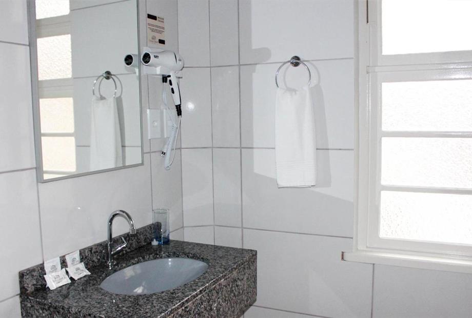 suite luxo quadruplo banheiro - 01.jpg